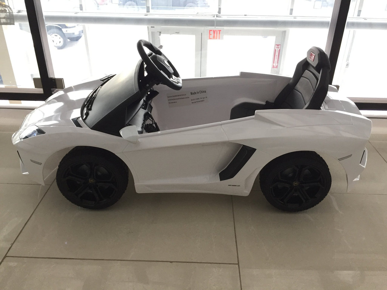 Lamborghini Aventador LP700-4 Electric Toy Car 6V - White